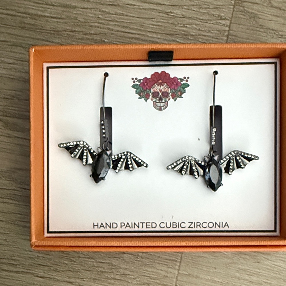 Source Unknown Black and Silver Bat Earrings 🦇